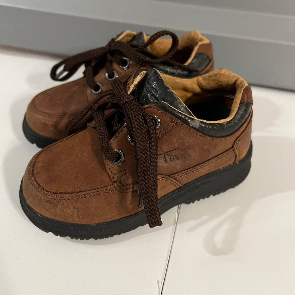 Toddler boy size 5.5 wide shoes (s-170)